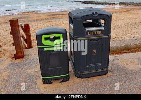 Due bidoni per rifiuti pubblici sulla spianata di Exmouth in Devon Foto Stock