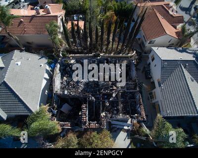 Una casa bruciata nel mezzo di un quartiere Foto Stock