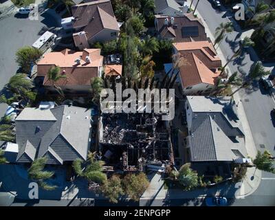 Una casa bruciata nel mezzo di un quartiere Foto Stock