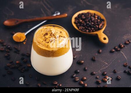 Bevanda fredda di tendenza cremosa e soffice montata con schiuma di caffè e latte. Caffè Dalgona. Foto Stock