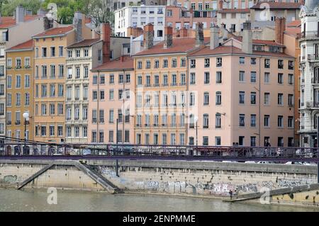 Edifici sulla Saône da Pont la Feuillee Foto Stock