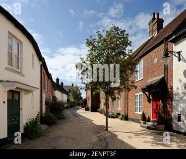 Una strada tipica nella nuova città di Poundbury, vicino a Dorchster, Dorset. Foto Stock