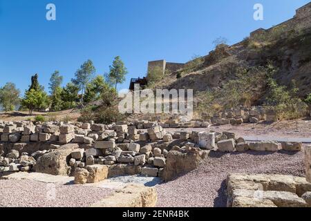 Antico teatro romano vicino al castello di Malaga Alcazaba sulla montagna di Gibralfaro, Andalusia, Spagna. Il luogo è dichiarato Patrimonio dell'Umanità dall'UNESCO Foto Stock