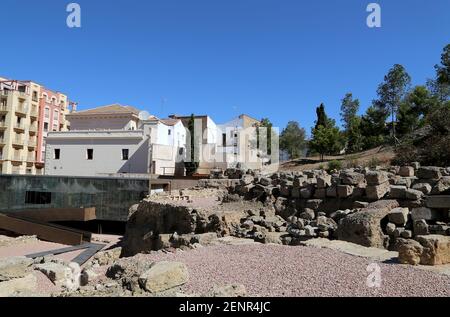 Antico teatro romano vicino al castello di Malaga Alcazaba sulla montagna di Gibralfaro, Andalusia, Spagna. Il luogo è dichiarato Patrimonio dell'Umanità dall'UNESCO Foto Stock