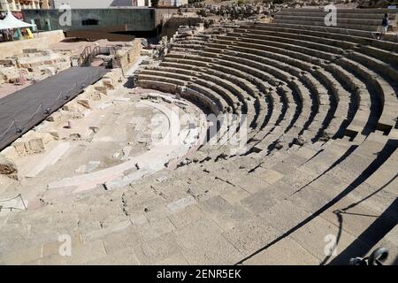 Antico teatro romano vicino al castello di Malaga Alcazaba sulla montagna di Gibralfaro, Andalusia, Spagna. Il luogo è dichiarato Patrimonio dell'Umanità dall'UNESCO Foto Stock