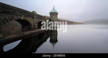 Una mattina tranquilla presso la diga sul lago artificiale Craig Goch nella valle dell'Elan, Powys, Galles. Foto Stock