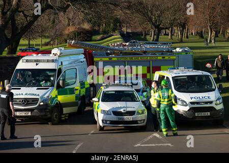 Edimburgo, Scozia, Regno Unito. 26 Feb 2021. I servizi di emergenza hanno chiamato a Holyrood Park dopo i rapporti di w tra in difficoltà su Salisbury Crags. Edimburgo. Iain Masterton/Alamy Live News Foto Stock