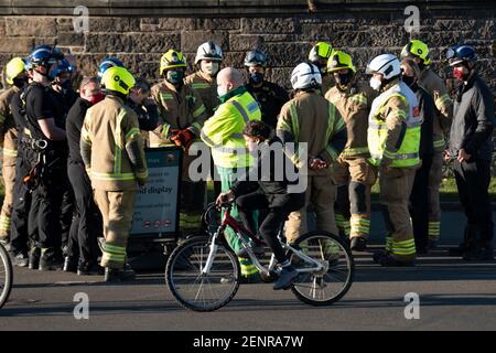 Edimburgo, Scozia, Regno Unito. 26 Feb 2021. I servizi di emergenza hanno chiamato a Holyrood Park dopo i rapporti di w tra in difficoltà su Salisbury Crags. Edimburgo. Iain Masterton/Alamy Live News Foto Stock