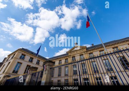 Sèvres, Francia - 26 febbraio 2021: Vista esterna del municipio della città di Sèvres. 'Municipio' scritto in francese sulla parte superiore dell'edificio Foto Stock