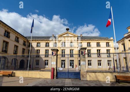 Sèvres, Francia - 26 febbraio 2021: Vista esterna del municipio della città di Sèvres. 'Municipio' scritto in francese sulla parte superiore dell'edificio Foto Stock