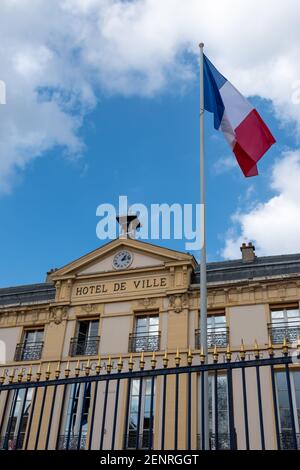 Sèvres, Francia - 26 febbraio 2021: Vista esterna del municipio della città di Sèvres. 'Municipio' scritto in francese sulla parte superiore dell'edificio Foto Stock