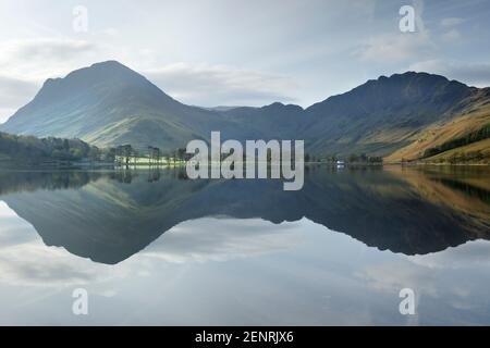 Fleetwith Pike e High Crag si riflettono nelle acque calme di Buttermere, Lake District, UK. Foto Stock