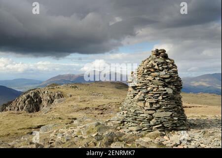 La cima cairn su High Spy con vista verso Skiddaw. Lake District, Regno Unito. Foto Stock