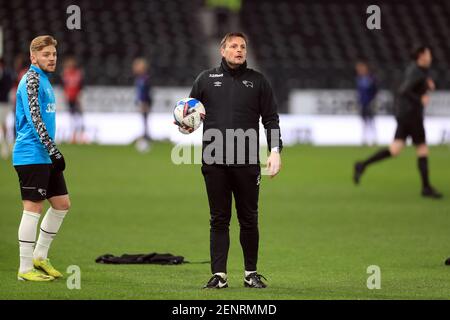 Il primo allenatore di sviluppo della squadra della contea di Derby Justin Walker durante la partita del campionato Sky Bet al Pride Park Stadium, Derby. Data immagine: Venerdì 26 febbraio 2021. Foto Stock