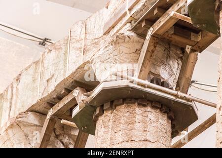 Bassae, Grecia. Grandi colonne in rovina del Tempio di Apollo Epicuro all'interno di una tenda Foto Stock