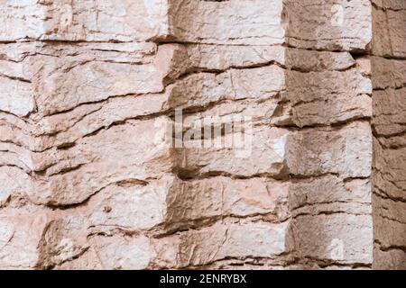 Bassae, Grecia. Grandi colonne in rovina del Tempio di Apollo Epicuro all'interno di una tenda Foto Stock