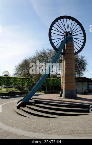 Una vecchia ruota di estrazione del carbone, ora monumento, a Radstock, Somerset, Regno Unito. Foto Stock