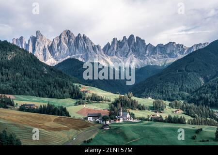 Le vette dell'Odle e la chiesa di Santa Maddalena. Sankt Maddalena, Val di Funes in Italia. Foto Stock