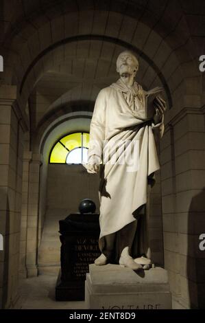 La statua e la tomba di Voltaire nella cripta del Panthéon, Parigi, Île-de-France, Francia Foto Stock