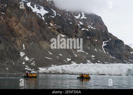 Turista esplorare le Isole Krossfjorden, Spitsbergen, Svalbard, Norvegia. Foto Stock