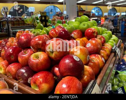 Pico - Robertson, CA USA - Jan 20, 2021: Primo piano di 4133 Gala Apple posto sullo scaffale in Ralph's. Foto Stock