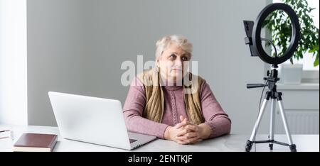 Profilo vista laterale ritratto di lei bella attraente addicted capelli grigi biondi granny giocare rete web virtuale gioco di squadra a industriale Foto Stock