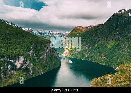 Geirangerfjord, Norvegia. Nave turistica Barca crociera nave nave nave nave galleggiante vicino Geiranger a Geirangerfjorden in estate giorno. Famoso norvegese Foto Stock