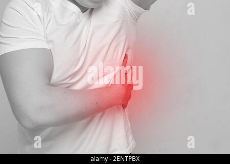 Persona uomo che sperimenta dolore da neuralgia intercostale. Foto Stock