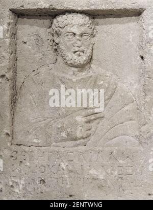 Sevastopol, Crimea - 31 gennaio 2021: Frammento di un'antica lapide greca sulla tomba di un uomo nel 190-210 d.C. da Chersonesos Foto Stock