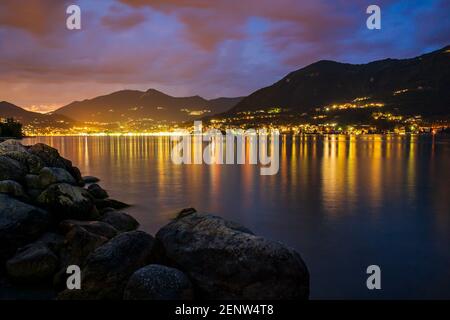 Salo, Italia, bel tramonto sopra acqua sul Lago di Garda Foto Stock