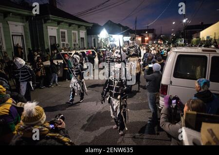 La Northside Skull and Bones Gang si sposta per le strade di New Orleans la mattina del Mardi Gras, indossando stravaganti costumi scheletrici. Foto Stock