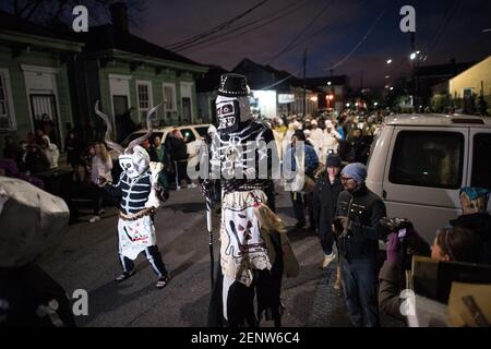 La Northside Skull and Bones Gang si sposta per le strade di New Orleans la mattina del Mardi Gras, indossando stravaganti costumi scheletrici. Foto Stock