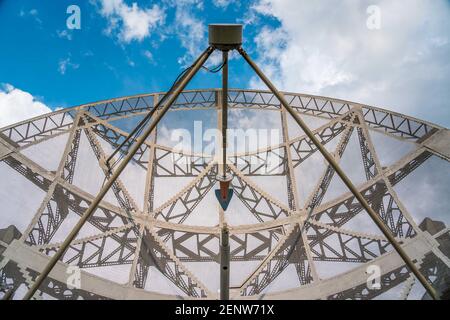 Antenna satellitare di grandi dimensioni per la comunicazione e la ricezione del segnale dal pianeta Terra. Osservatorio ricerca del segnale radio nello spazio esterno. Foto Stock
