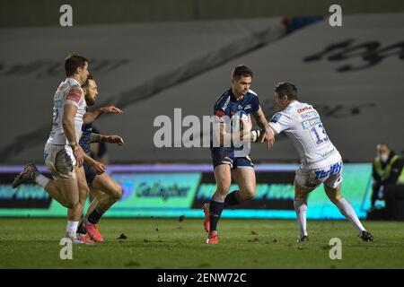 Eccles, Regno Unito. 26 Feb 2021. Luke James of sale Sharks è affrontato da Ian Whitten di Exeter Chiefs a Eccles, UK il 26/02/2021. (Foto di Richard Long/News Images/Sipa USA) Credit: Sipa USA/Alamy Live News Foto Stock