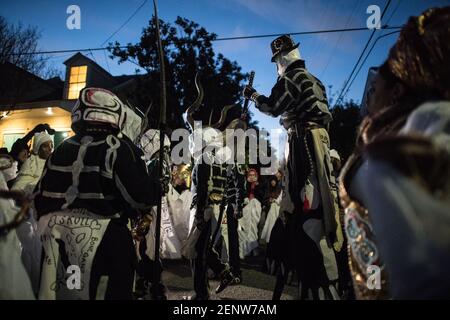 La Northside Skull and Bones Gang si sposta per le strade di New Orleans la mattina del Mardi Gras, indossando stravaganti costumi scheletrici. Foto Stock