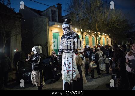 La Northside Skull and Bones Gang si sposta per le strade di New Orleans la mattina del Mardi Gras, indossando stravaganti costumi scheletrici. Foto Stock