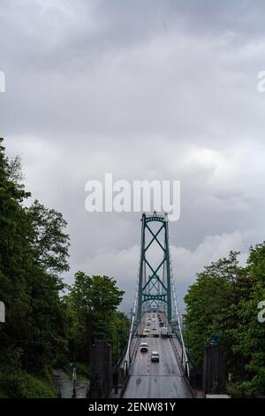 Lion's Gate Bridge, Vancouver British Columbia sotto un cielo nuvoloso, umido dalla pioggia Foto Stock