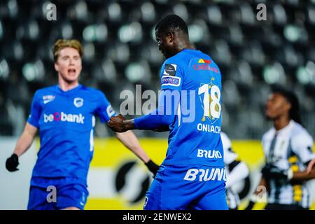 CHARLEROI, BELGIO - FEBBRAIO 26: Ebere Onuachu del KRC Genk festeggia un gol durante la partita della Pro League belga tra Charleroi e KRC Genk allo Stade du Pays de Charleroi il 26 febbraio 2021 a Charleroi, Belgio (Foto di Jeroen Meeuwsen/Orange Pictures) Foto Stock