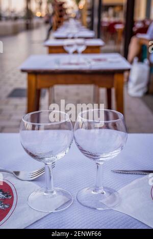 Bicchieri da vino e tavoli in un ristorante a Cannes, Francia. Foto Stock