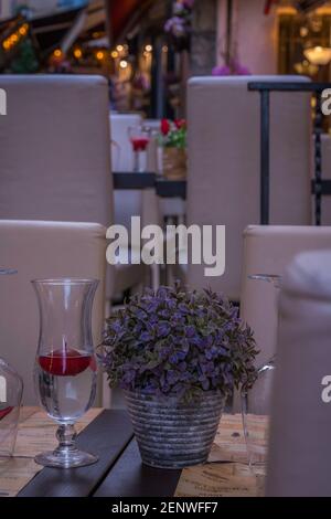 Tavoli in un ristorante a Cannes, Francia. Foto Stock