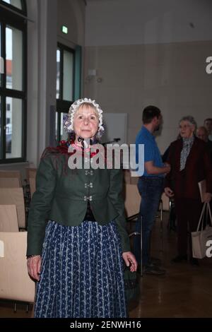 Eine Frau in der Tracht der Oberlausitz bei der Vernissage „Paul Sinkwitz. Bildender Künstler der Oberlausitz Görlitz Landratsamt am 11.3.2020 Foto Stock