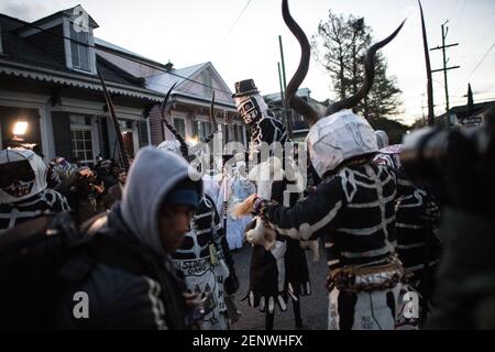 La Northside Skull and Bones Gang si sposta per le strade di New Orleans la mattina del Mardi Gras, indossando stravaganti costumi scheletrici. Foto Stock