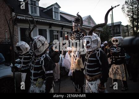 La Northside Skull and Bones Gang si sposta per le strade di New Orleans la mattina del Mardi Gras, indossando stravaganti costumi scheletrici. Foto Stock