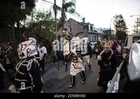 La Northside Skull and Bones Gang si sposta per le strade di New Orleans la mattina del Mardi Gras, indossando stravaganti costumi scheletrici. Foto Stock