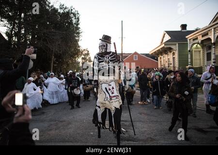 La Northside Skull and Bones Gang si sposta per le strade di New Orleans la mattina del Mardi Gras, indossando stravaganti costumi scheletrici. Foto Stock