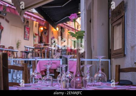 Tavoli in un ristorante a Cannes, Francia. Foto Stock