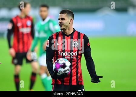 Brema, Germania. 26 febbraio 2021. Calcio: Fuvuball: 02.26.2021 1° Bundesliga: SV Werder Bremen - SG Eintracht Frankfurt Andre Silva (Francoforte), ENTTvÑUSCHT | utilizzo nel mondo Credit: dpa/Alamy Live News Foto Stock