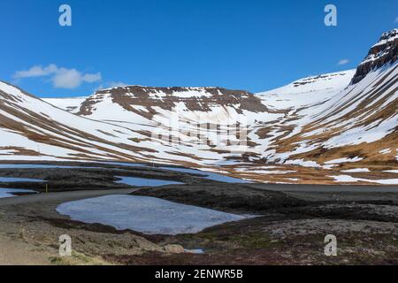 Paesaggio montagnoso innevato nei Westfjords, Islanda Foto Stock