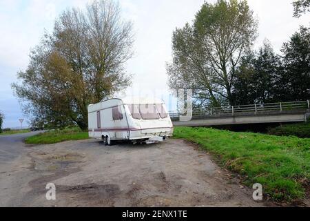 Ottobre 2020 - Grande carovan da turismo scaricato sulla strada vicino a Glastonbury, Somerset, Regno Unito Foto Stock