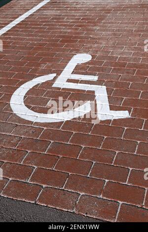 Cartello per disabili nel parcheggio Foto Stock